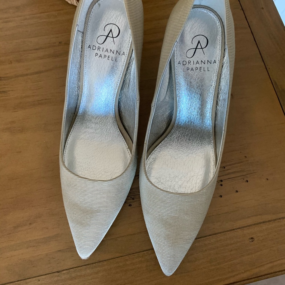 Adrianna Papell pump
